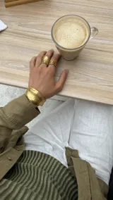 Brazalete rígido plateado con textura irregular.