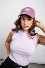 Gorro con visera color lila con efecto lavado y bordado frontal con la inscripción "California Beach City".