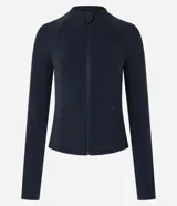 Campera deportiva negra de microfibra con ajuste al cuerpo, cuello alto, cierre por cremallera, bolsillos con cierre y raya contrastante blanca de hombro a puño.