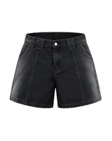 Short de denim negro con lavado degradé hacia los laterales, silueta recta y relajada de largo medio, con recortes verticales, bolsillos y pasacintos.
