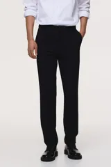 Pantalón sastrero de corte slim fit y diseño liso, color negro, con pliegues frontales, bolsillos laterales y cierre con botón.
