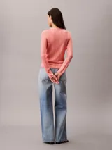 Sweater tipo cardigan de Calvin Klein, confeccionado en tejido de canalé de viscosa con un ligero brillo. Presenta un corte clásico, cuello en V, cierre frontal con botones y mangas largas.