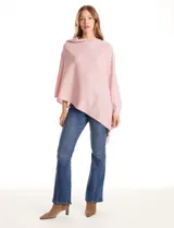 Poncho tejido de punto con diseño asimétrico y aberturas laterales para los brazos.