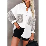 Sobre camisa de pana blanca con detalles en animal print en los bolsillos frontales y en las mangas. Presenta cuello inglés, cierre frontal con botones y corte holgado.