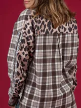 Camisa marrón a cuadros con canesú de animal print y mangas largas con detalles bordados.