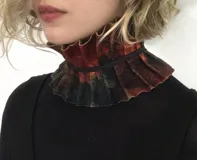 Cuello de lana merino multicolor con diseño afieltrado y teñido artesanalmente.