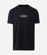 Remera negra de corte comfort, con cuello redondo, manga corta y estampa lettering en el pecho con diseño de montañas y el texto "WILD AND FREE".