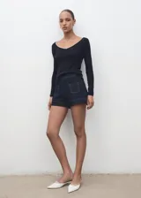 Camiseta de manga larga entallada con cuello en pico y detalle de ribete en contraste en el escote y los puños.