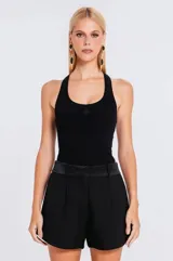 Musculosa de tejido canelado en color gris melange, con diseño ajustado al cuerpo y escote tipo nadadora.