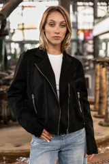 Chaqueta tipo biker de efecto gamuza en color verde militar, con cierre diagonal metálico, solapas clásicas y detalles de cierres en los bolsillos laterales.