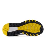 Championes de trail running New Balance 410 V8, color gris con detalles en negro, amarillo y azul.