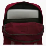 Mochila urbana Merrell de color bordó, confeccionada en poliéster canvas. Cuenta con un compartimento principal con cierre, un bolsillo frontal con dos correas ajustables con hebillas y una cinta horizontal decorativa. Incluye logo de la marca en la parte superior.