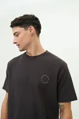 Remera de manga corta color gris oscuro, con textura de punto waffle y logo circular estampado en el pecho.