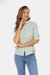 Camisa de lino color verde menta, de manga larga con botones personalizados, cuello camisero, dos bolsillos frontales en el pecho y presilla en la manga.