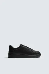 Zapatilla urbana monocolor de diseño minimalista con cordones al tono, puntera redondeada y suela con volumen.