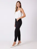 Pantalón sastrero slim negro de tiro alto, con pretina anatómica, pinzas verticales frontales y cierre oculto. Tiene bolsillos laterales inclinados y pinzas traseras para un ajuste favorecedor.
