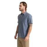 Camisa de manga corta color azul con diseño de rayas verticales, cuello camisero y cierre frontal de botones.