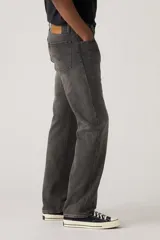 Jeans de denim gris oscuro, con corte relajado, cintura media y pierna recta. Presentan diseño clásico de cinco bolsillos y cierre frontal con botón y cremallera.