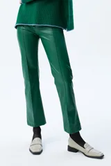 Pantalón de vestir azul eléctrico, de tiro alto y corte recto.