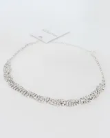 Collar de diseño elegante compuesto por múltiples hileras de cristales de strass engarzados en metal plateado, con cadena de ajuste posterior.