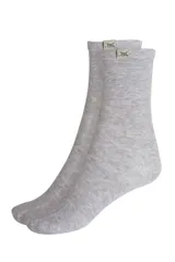 Medias clásicas de caña media color gris claro.