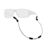 Sujeta lentes negro ajustable, con terminales de goma para sujetar a las patillas de los lentes.