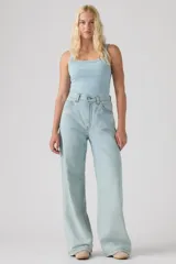 Pantalón de jean estilo baggy carpenter en color celeste claro, con corte ancho y bolsillos utilitarios.