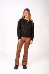 Pantalon de cuero sintético color marrón, de corte recto y tiro medio, con cierre frontal y bolsillos laterales.