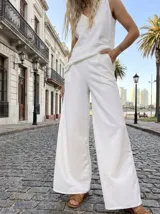 Pantalón palazzo color blanco, de tiro alto y corte amplio.