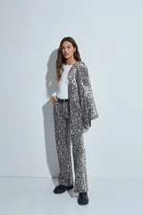 Pantalón de corte recto confeccionado en denim con elastano, con estampado animal print abstracto en tonos gris y blanco.
