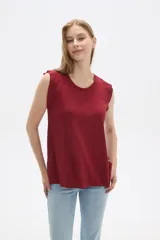 Remera blanca sin mangas con textura acanalada y corte holgado.