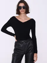Sweater negro de punto con escote en V y mangas largas.