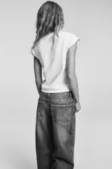 Camiseta de algodón compacto con cuello redondo, manga corta caída y corte regular.