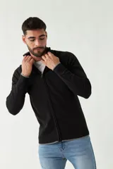 Campera tejida color verde militar, con cuello alto, puños y logo bordado.