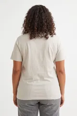Remera básica de manga corta y cuello redondo, de corte clásico y diseño liso.