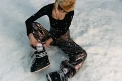 Medias de media caña color blanco, confeccionadas en algodón, con el logo de la marca Renée estampado en negro en la parte superior.