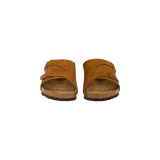 Sandalias Birkenstock modelo Zurich estilo mules, confeccionadas en gamuza color tostado con dos tiras anchas ajustables mediante hebillas metálicas, plantilla anatómica de corcho y suela de goma.