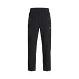 Pantalón deportivo Nike Form de corte relajado, confeccionado en tejido ligero con tecnología absorbente de sudor. Presenta cintura elástica, bolsillos laterales prácticos y el logo de la marca bordado en la pierna.