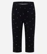Pijama largo negro de viscolycra con estampa floral, compuesto por una remera de manga corta con escote en V y aplicación de encaje, y un pantalón con cintura elastizada.