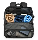 Mochila Columbia de 30 litros en color negro, con diseño ergonómico y funcional. Cuenta con compartimento principal amplio, funda acolchada para laptop de hasta 13 pulgadas, bolsillos laterales para botellas y bolsillo frontal con cierre. Incluye panel trasero y correas acolchadas para mayor comodidad, además de tecnología Omni-Shield que repele la humedad y manchas.