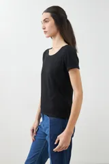 Remera blanca de algodón con escote redondo y mangas cortas.