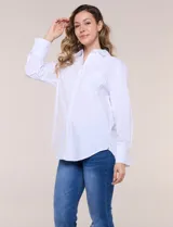 Camisa blanca de corte holgado, marca Magaschoni, con cuello camisero, mangas largas con puños anchos, bolsillo en el pecho y ruedo curvo.
