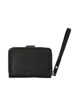 Billetera pequeña tipo tarjetero o monedero de cuero negro texturizado, con cierre de cremallera perimetral y correa de mano desmontable. Presenta un logo grabado en bajo relieve en el frente.