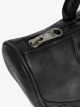 Bolso de hombro estilo bowling de Adidas, color negro con efecto desgastado, asas largas, detalles de remaches metálicos y el logo del Trifolio grabado en el frente.