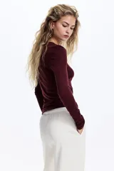 Pantalón tipo jogger de corte holgado y piernas amplias, confeccionado en felpa con interior cepillado. Presenta cintura elástica con cordón de ajuste y bolsillos laterales discretos.