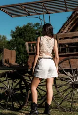 Blusa color beige con diseño calado y terminaciones en negro.