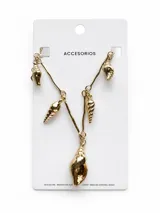 Collar corto de metal dorado con diseño de cadena rígida e irregular, adornado con múltiples dijes colgantes en forma de caracoles marinos de distintos tamaños.