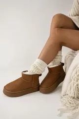 Pantubota de caña baja color camel, con interior forrado en piel sintética y suela de plataforma plana al tono.