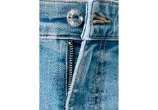 Jeans de denim celestes de tiro medio, con corte recto y terminación deshilachada en los tobillos.