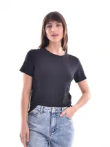 Remera negra de manga corta, cuello redondo y corte clásico.